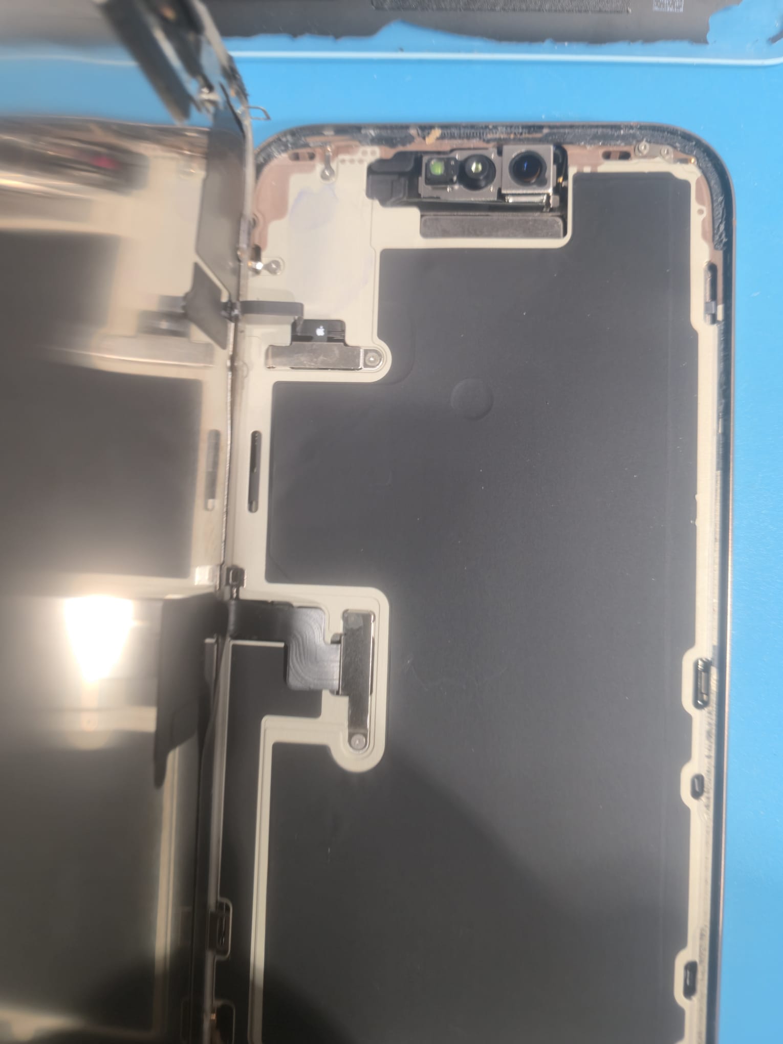 Smartphone aperto durante una riparazione Volpin Technology